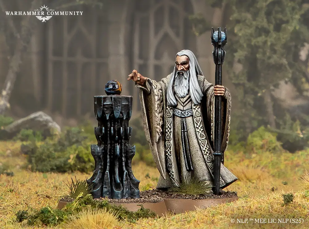 Saruman con Palantir en el juego de miniaturas del Señor de los Anillos